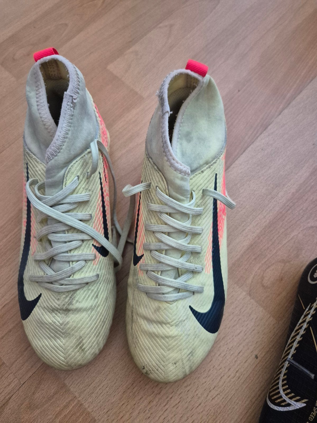 voetbalchoenen maat 36.5, Sport en Fitness, Voetbal, Ophalen of Verzenden, Zo goed als nieuw, Schoenen