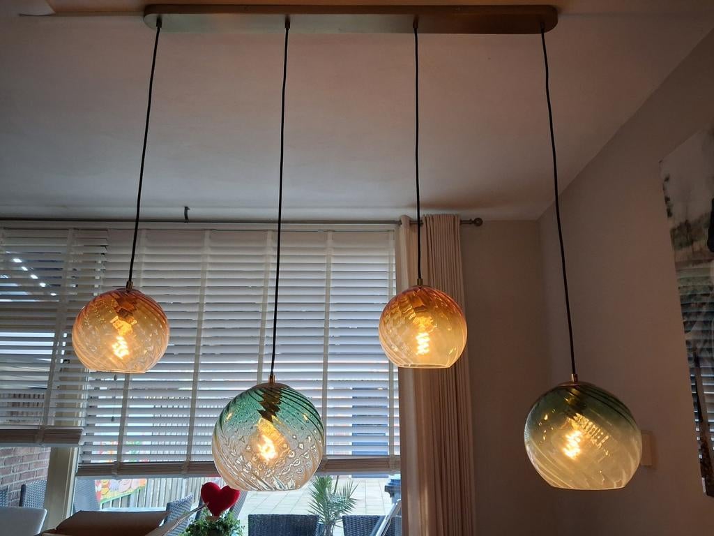 Hanglamp met 4 glazen bollen, amber en zwart, Huis en Inrichting, Lampen | Hanglampen, Ophalen, Nieuw, Modern, Decoratief, Kleurrijk
