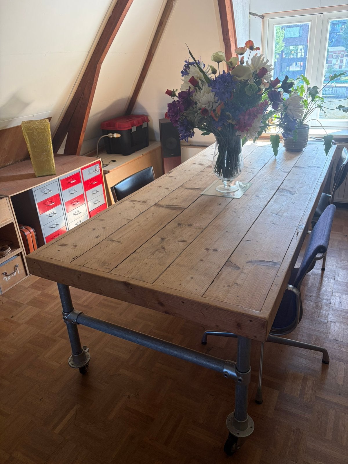 Tafel van steigerhout en steigerbuizen op wielen, 100 tot 150 cm, 200 cm of meer, Zo goed als nieuw, Vijf personen of meer