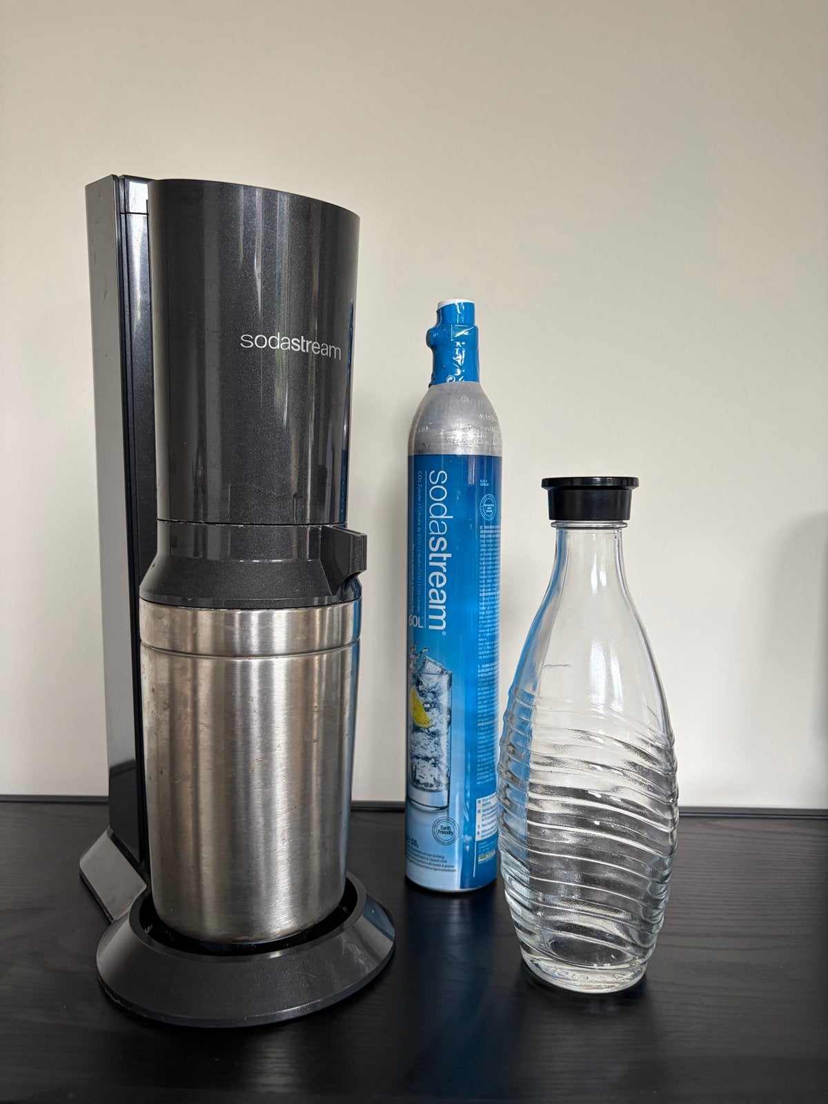 Sodastream met CO2-fles en glazen fles, Ophalen of Verzenden, Zwart, Metaal, Overige merken