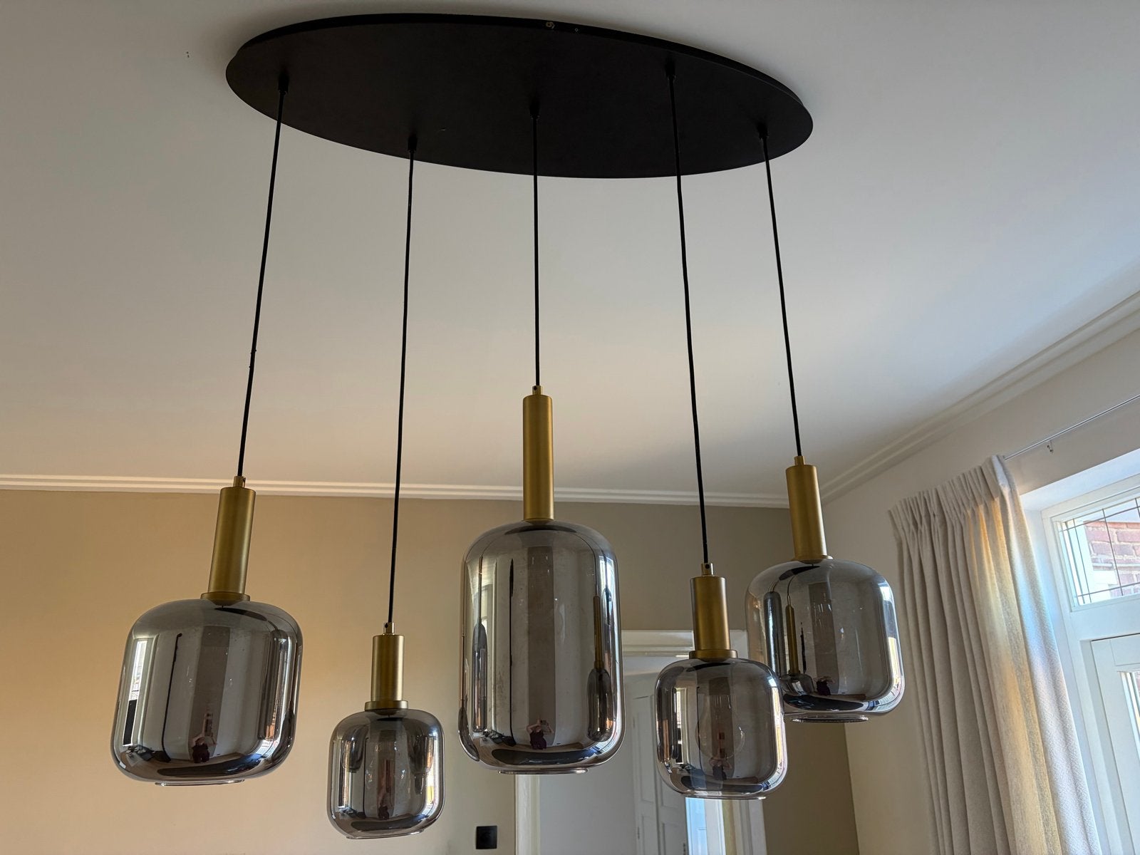 Moderne hanglamp eettafel met 5 glazen kappen