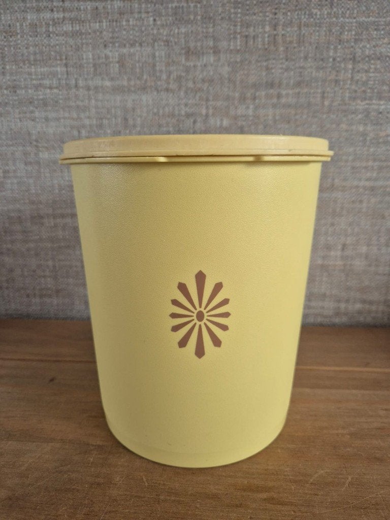 Tupperware trommel met sterdeksel Geel met bruine bloem, Ophalen of Verzenden, Zo goed als nieuw, Bruin, Bus of Trommel