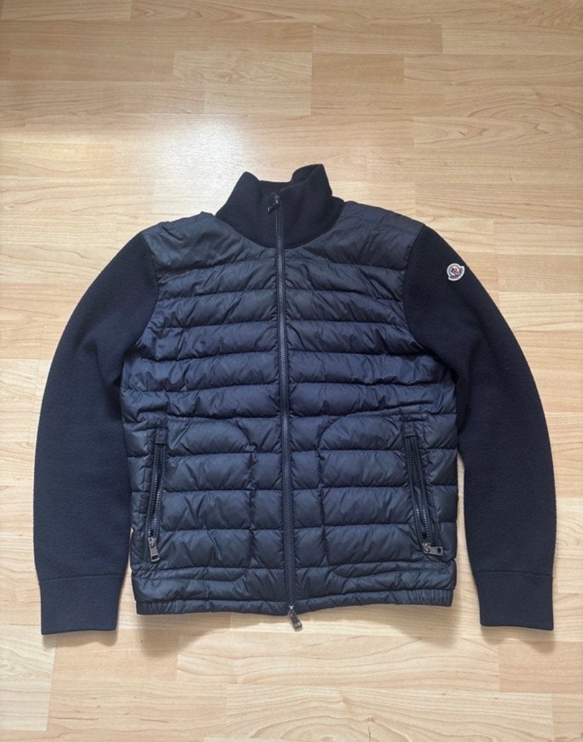 Moncler Cardigan Tricot - Zwarte gewatteerde jas met wol, Verzenden, Zo goed als nieuw, Maat 48/50 (M), Zwart