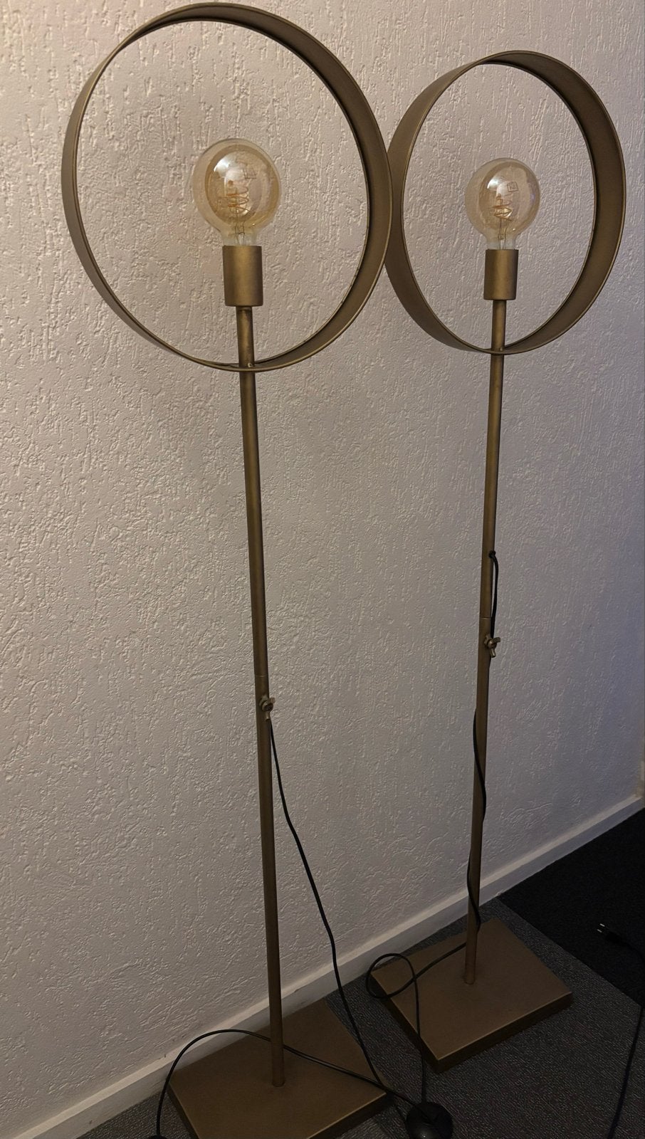 2 bronzen metalen staande lampen, 1.50m hoog, z.g.a.n., Huis en Inrichting, Lampen | Vloerlampen, Ophalen, Zo goed als nieuw, Metaal