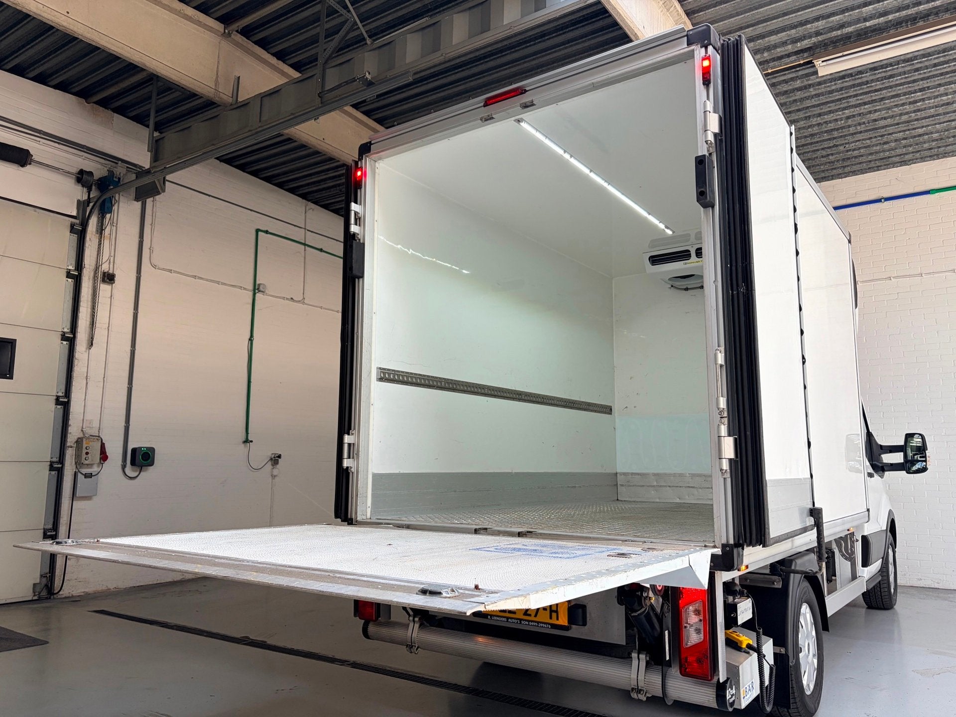Ford Transit KOELWAGEN BAKWAGEN LAADKLEP AUTOMAAT 350 2.0 TD, Dealer onderhouden, Stof, 4 cilinders, Met garantie (alle)