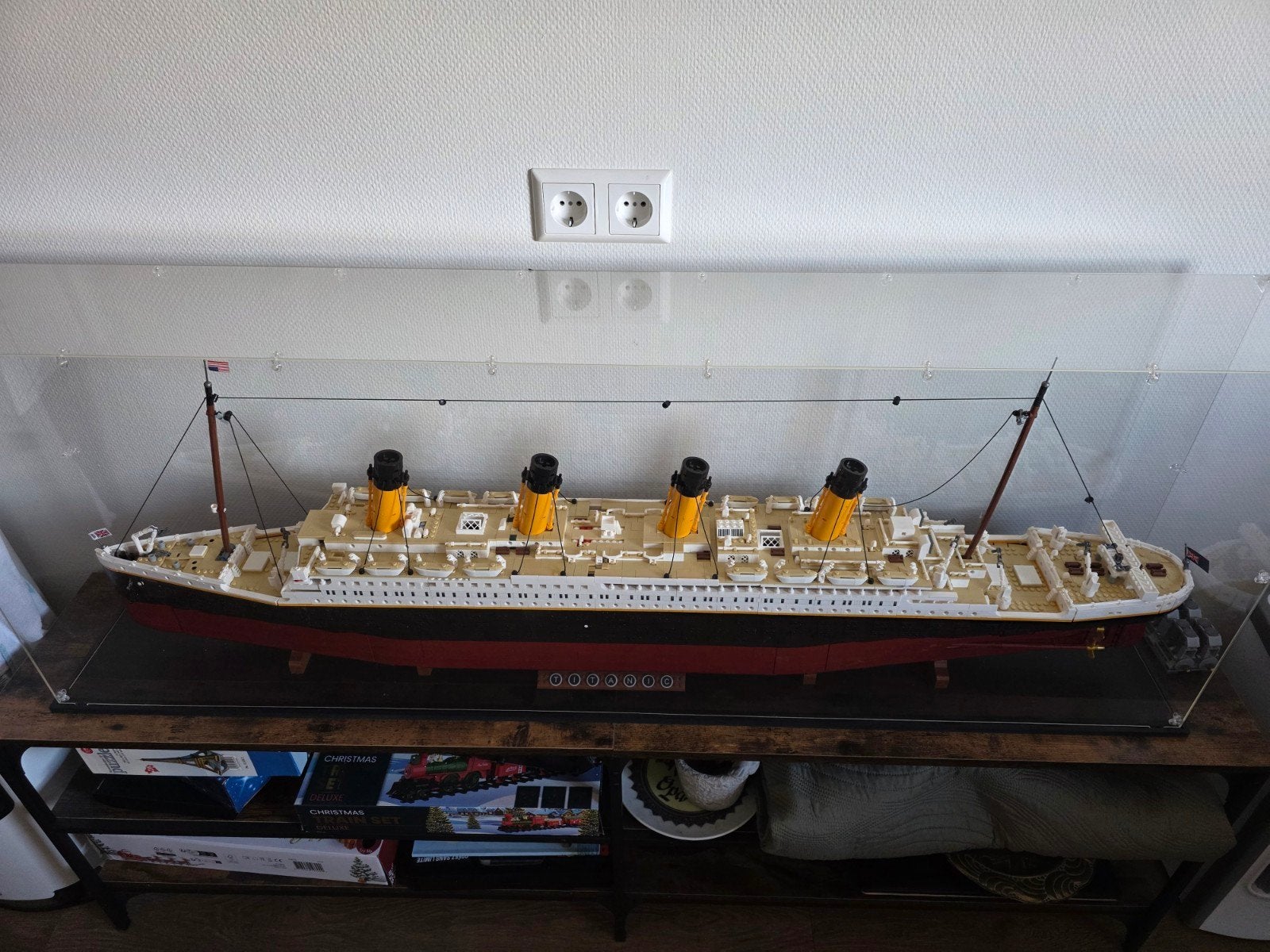Titanic met vitrine en onderkast., Ophalen, Zo goed als nieuw, Groter dan 1:32, Overige merken