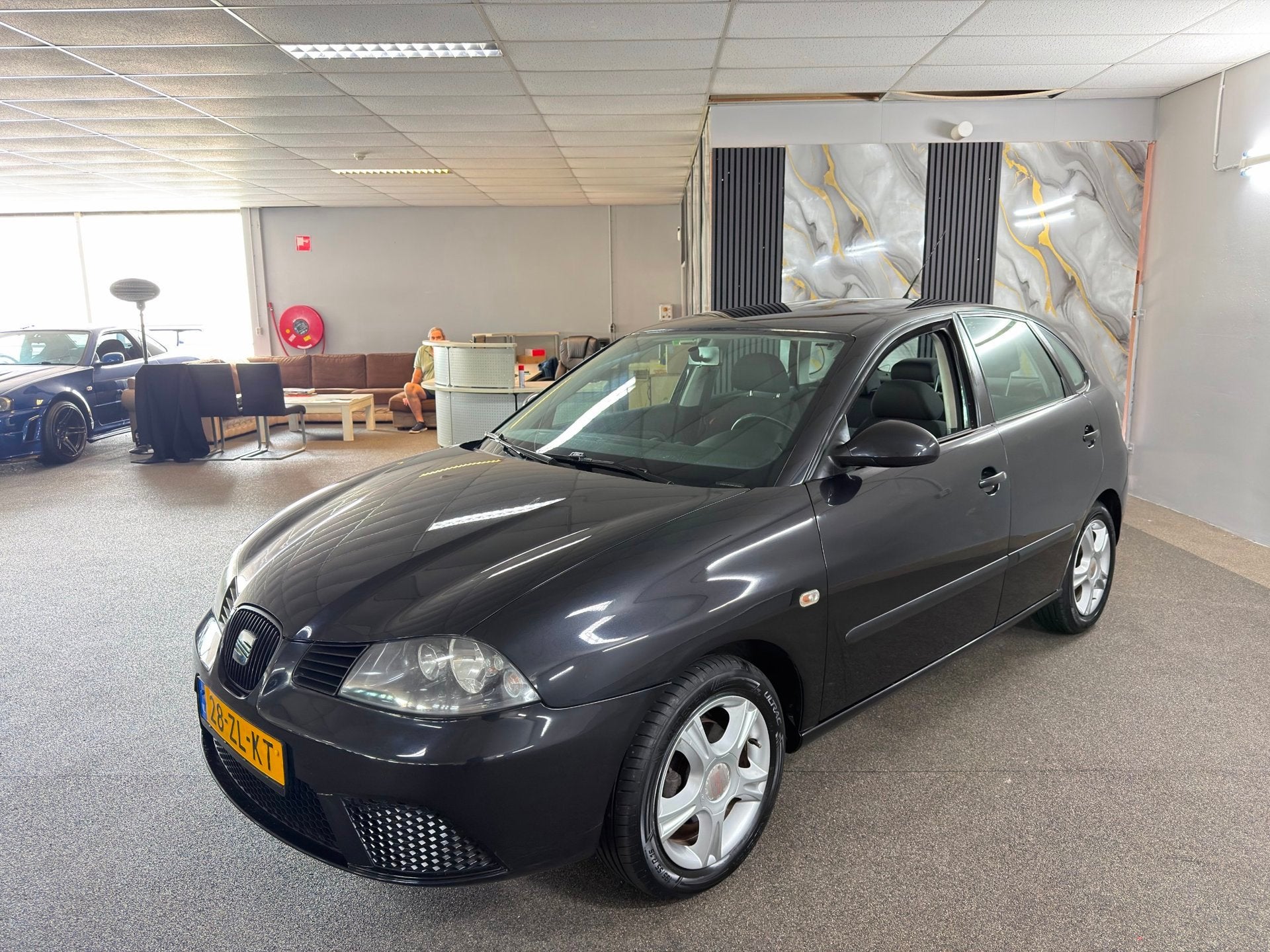 Seat Ibiza 1.4-16V Apk Nieuw,Airco,Cruise,N.A.P,5Deurs,E-Ram, Auto's, Voorwielaandrijving, Metallic lak, Zwart, Origineel Nederlands