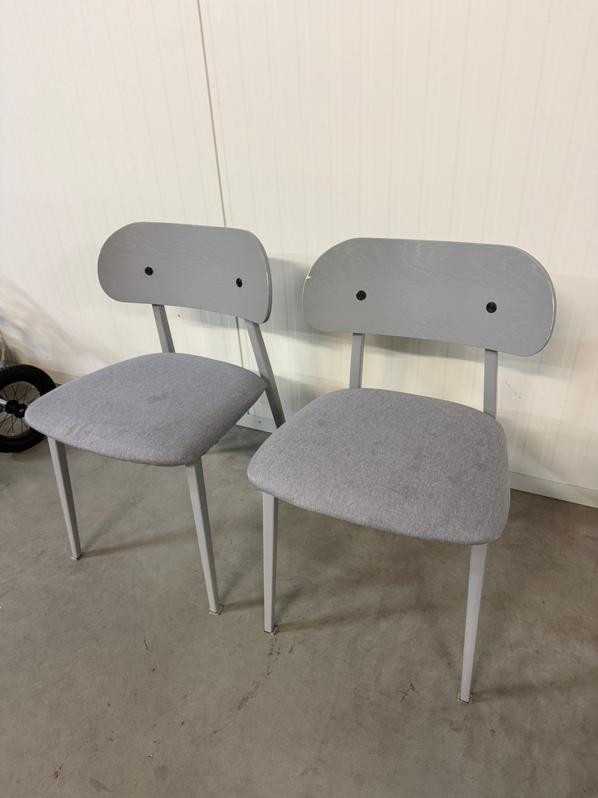 2 grijze eetstoelen, Ophalen, Gebruikt, Grijs