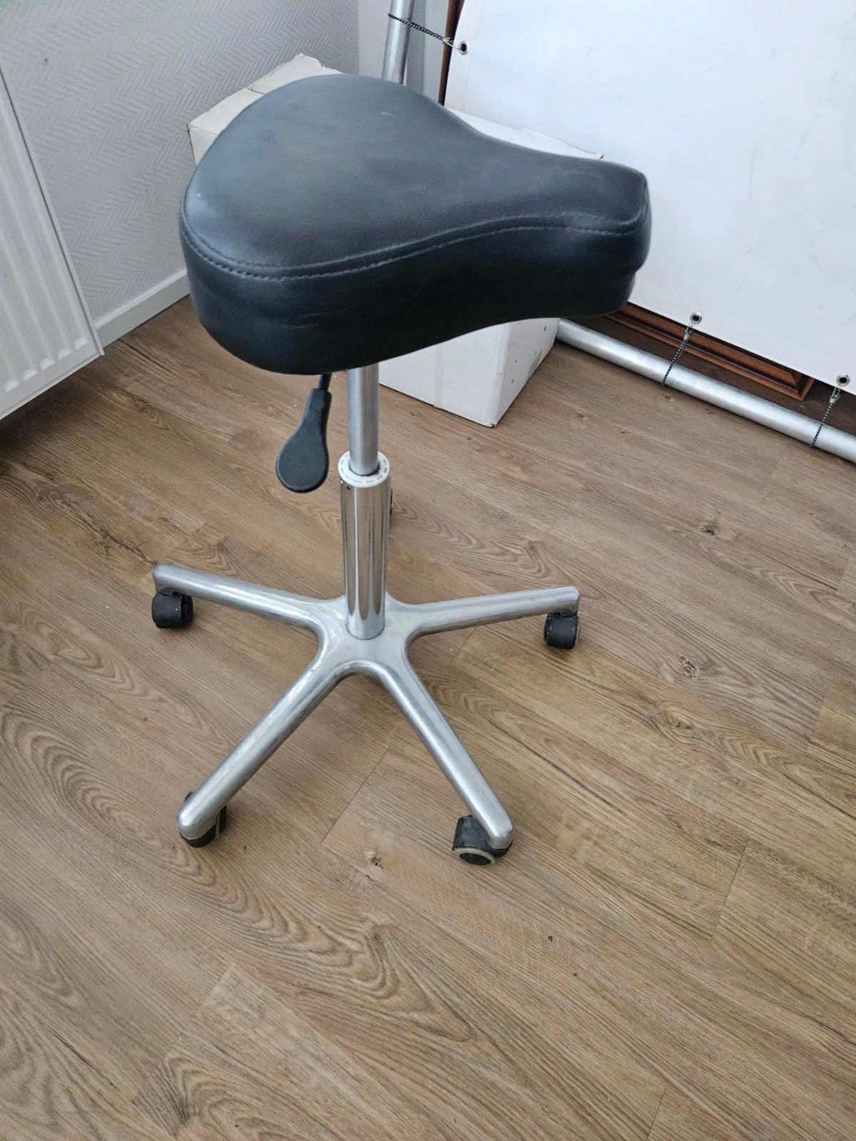 Zwarte ergonomische zadelkruk op wielen, Ophalen, Gebruikt, Zwart, Overige materialen
