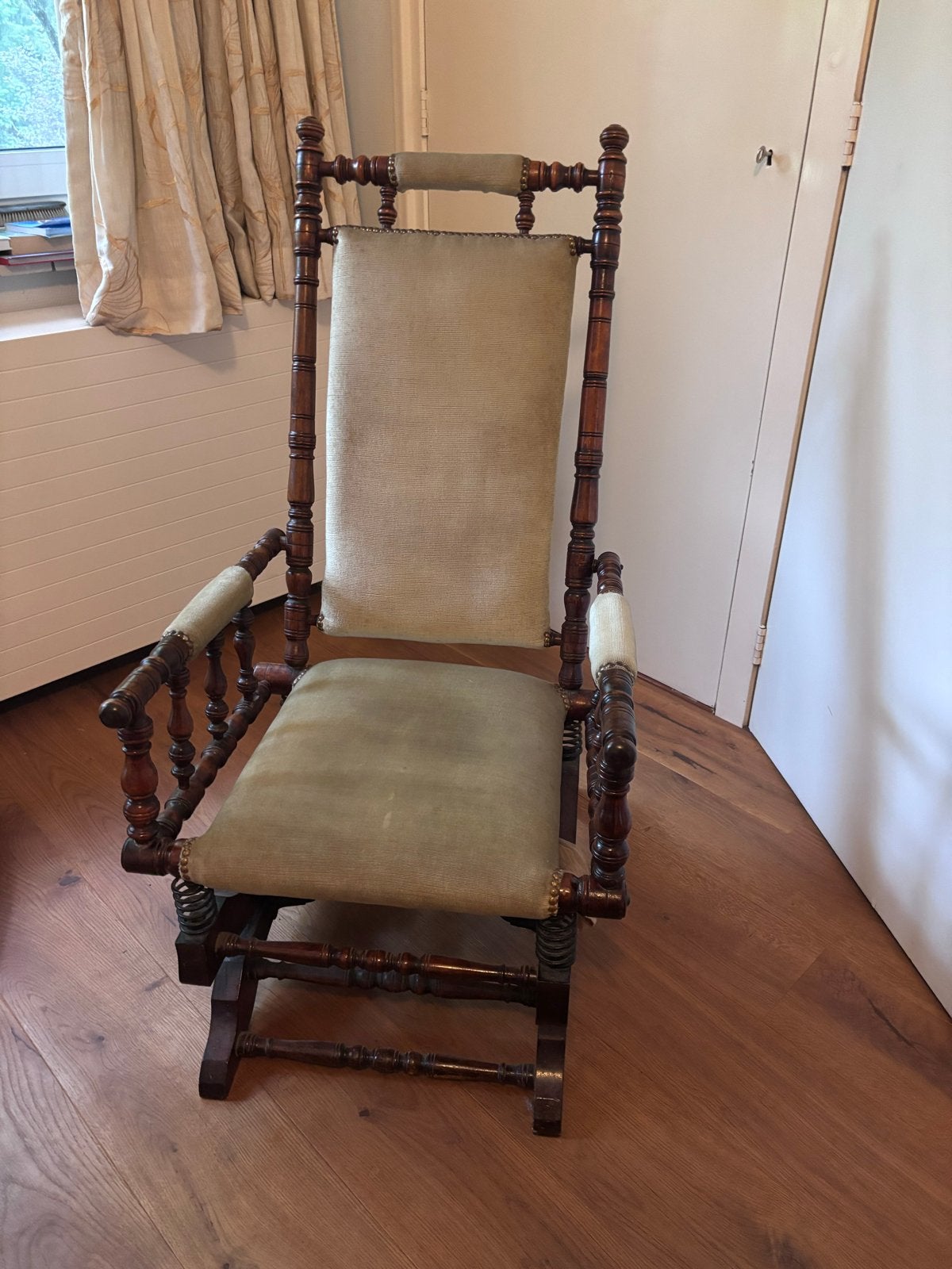 schommelstoel, hout met stoffen bekleding, Ophalen