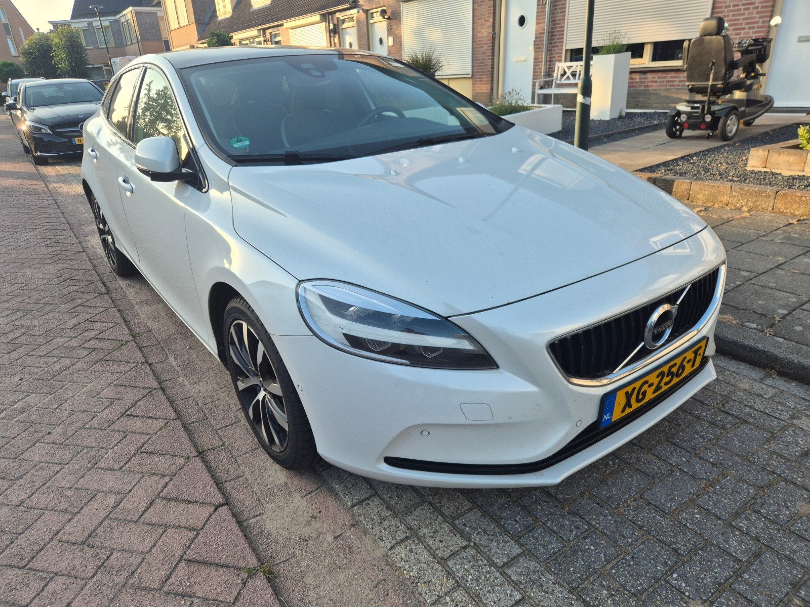 Volvo V40 2.0 D3 150PK Geartronic 2019 parelmoer Wit #4 cil, Stof, Wit, Origineel Nederlands, Diesel
