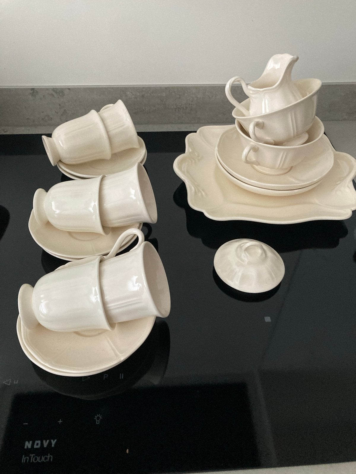 Wedgewood queens plain kopjes, schotels, schaal en melkkan, Ophalen, Overige merken, Zo goed als nieuw, Kop(pen) en/of Schotel(s)