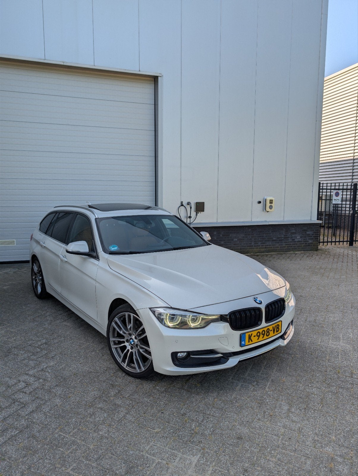 BMW 318i Touring (LCI) | Automaat | Panoramadak | Trekhaak |, Auto's, Automaat, 1465 kg, Wit, Stationwagon