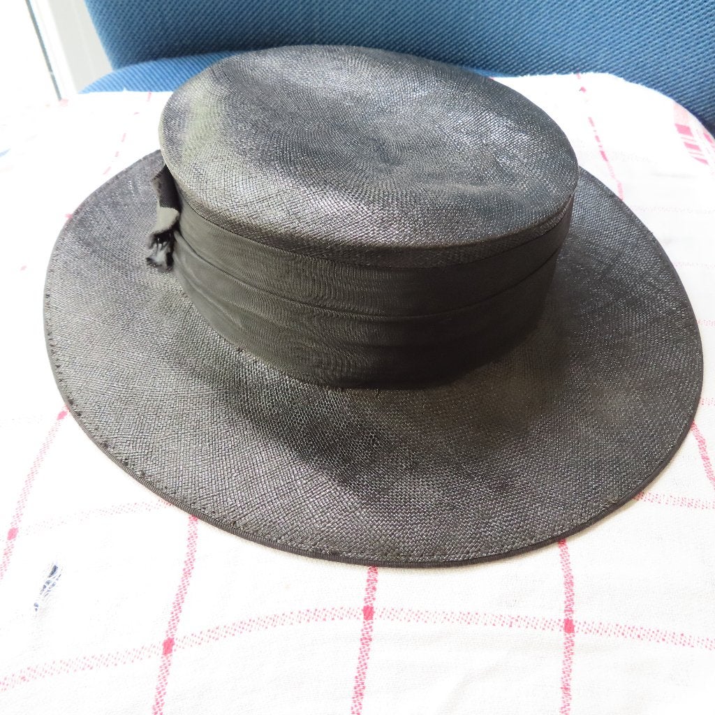 zwarte hoed madame Suylen heel mooi maat M  van Sisal, Kleding | Dames, Ophalen of Verzenden, Zo goed als nieuw, 56 of 57 cm (M, 7 of 7⅛ inch)