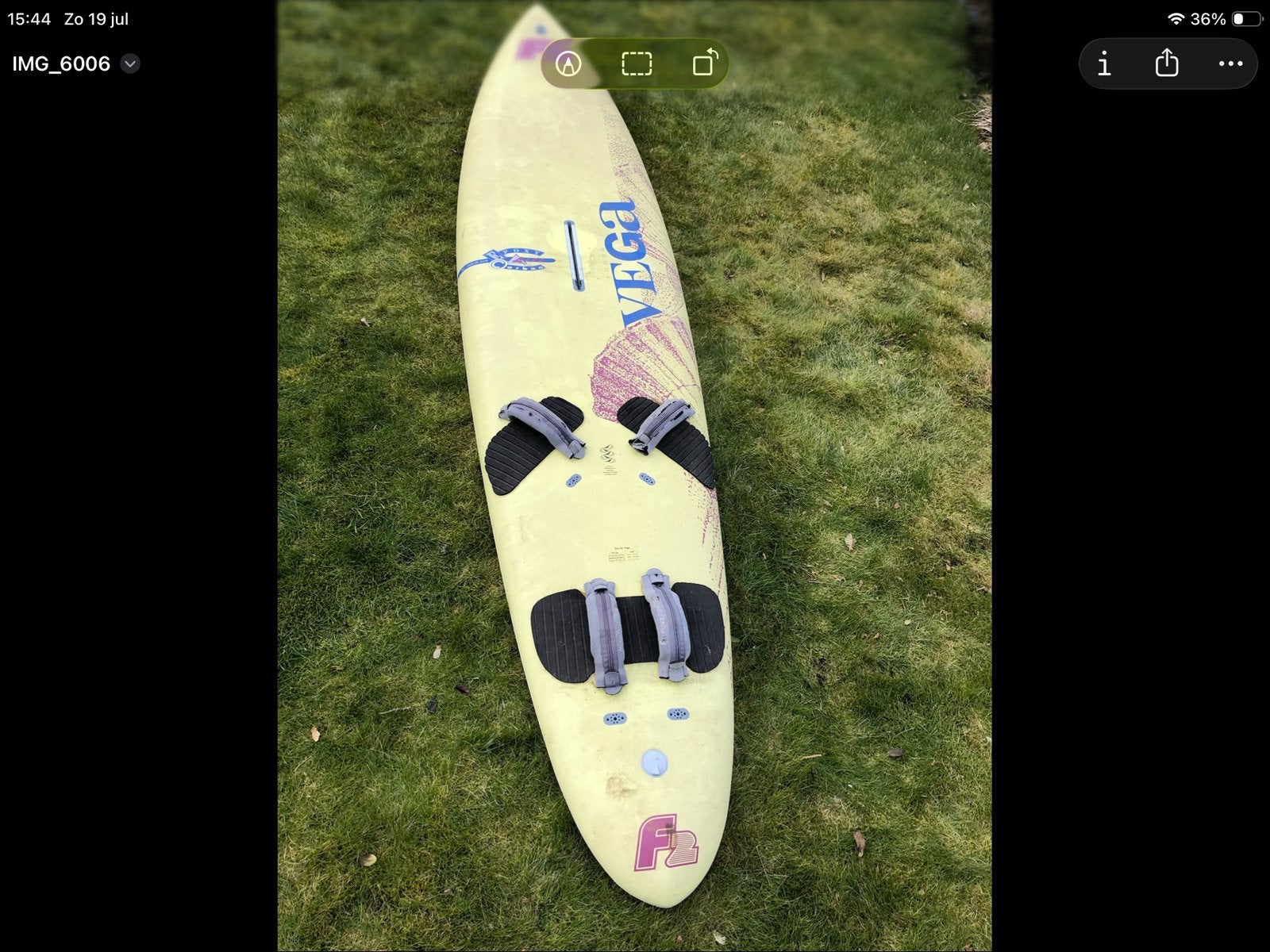 F2 Vega 134 liter windsurfplank - Zonder beschadiging, Watersport en Boten, Ophalen, Met voetbanden, 250 tot 300 cm, Gebruikt