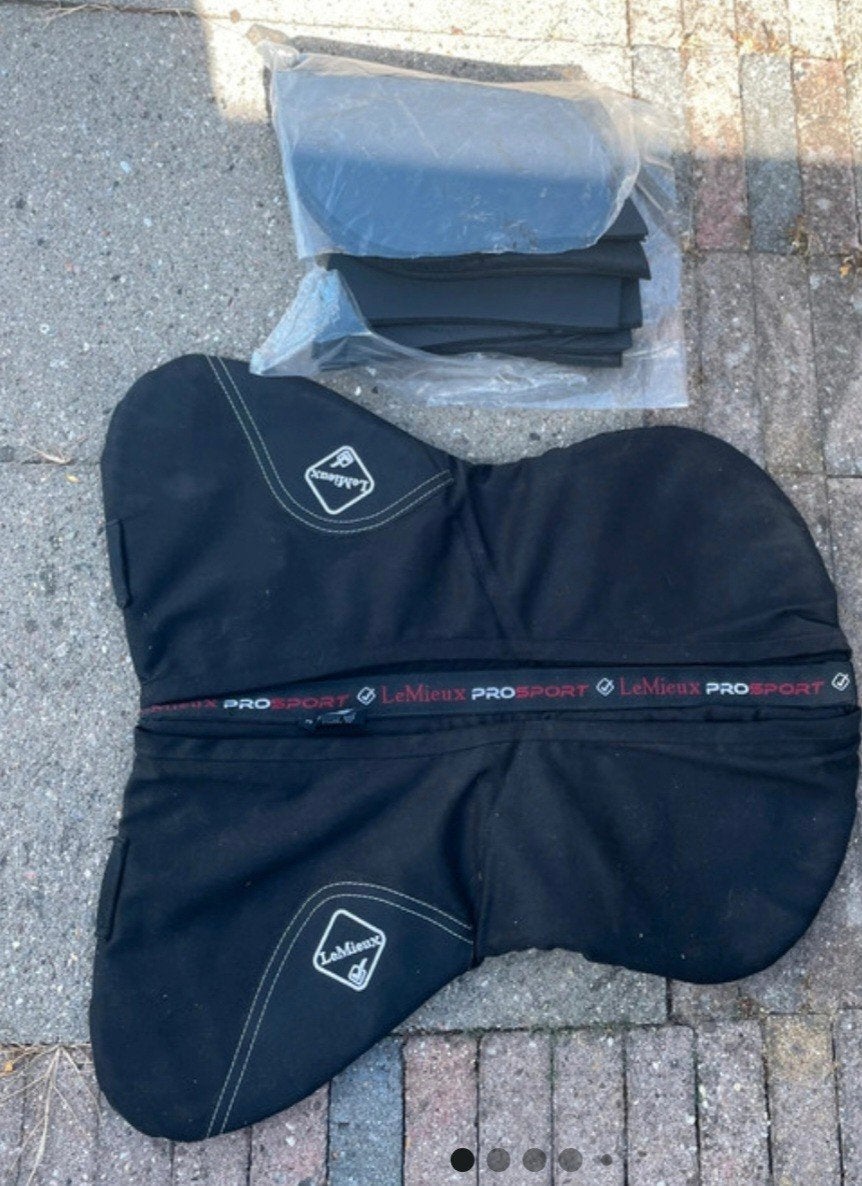 Lemieux zadelonderlegger met pads maat M
Zo goed als nieuw i, Dieren en Toebehoren, Ophalen of Verzenden, Zo goed als nieuw, Dressuur