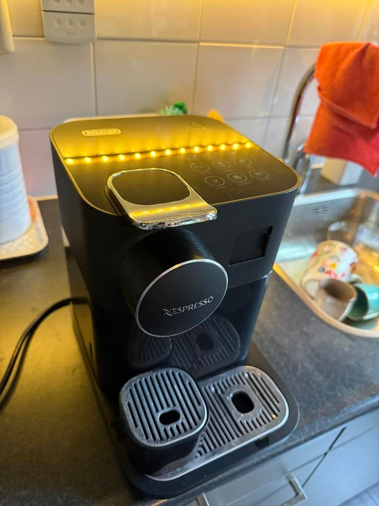 Nespresso delonghi gran latissima (lekt), Witgoed en Apparatuur, Koffiezetapparaten, Afneembaar waterreservoir, Gebruikt, Koffiemachine