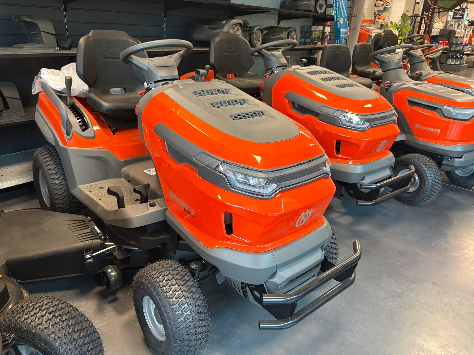 Nieuwe Husqvarna TS220T & TS217T zitmaaiers tractoren, Tuin en Terras, Zitmaaiers, Ophalen, Nieuw, Versnellingen, 90 tot 120 cm