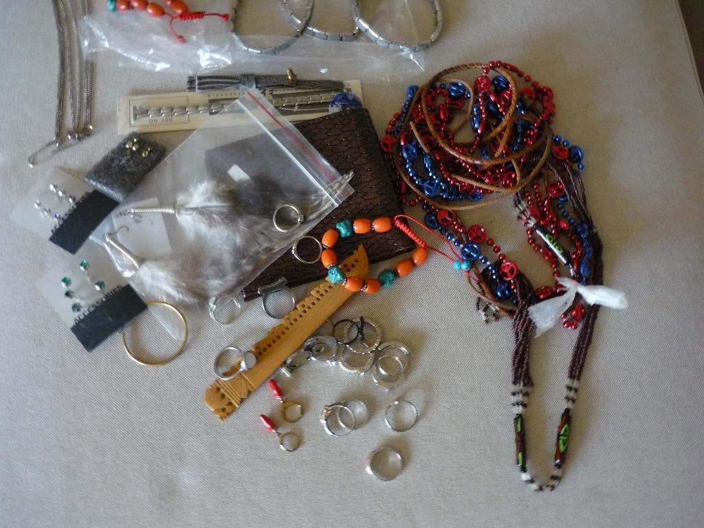 Partij van heel veel verschillende sieraden enz enz, Verzenden, Zo goed als nieuw, Met bedels of kralen, Overige kleuren
