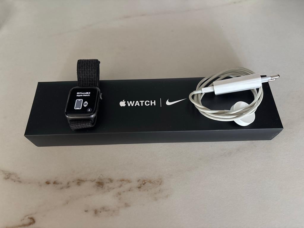 Apple Watch 2020 SE - Nike - Space Grey, Sieraden, Tassen en Uiterlijk, Smartwatches, Ophalen of Verzenden, Gebruikt, Zwart, IOS