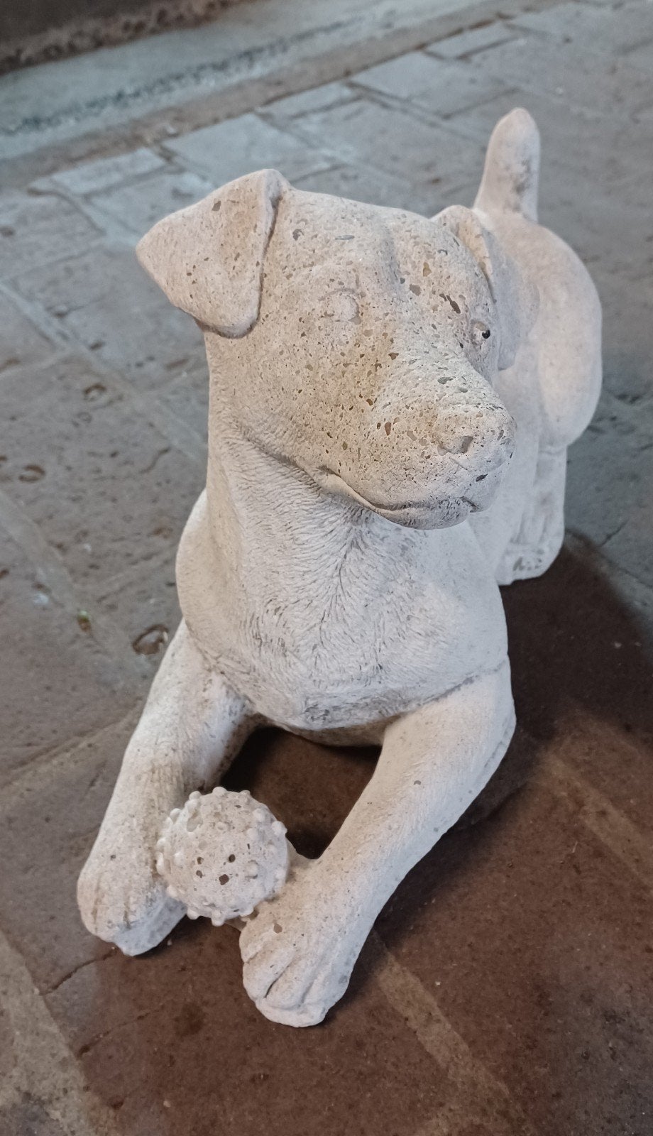 Betonnen hondje met bal - Tuinbeeld, Tuin en Terras, Ophalen, Zo goed als nieuw, Beton, Dierenbeeld