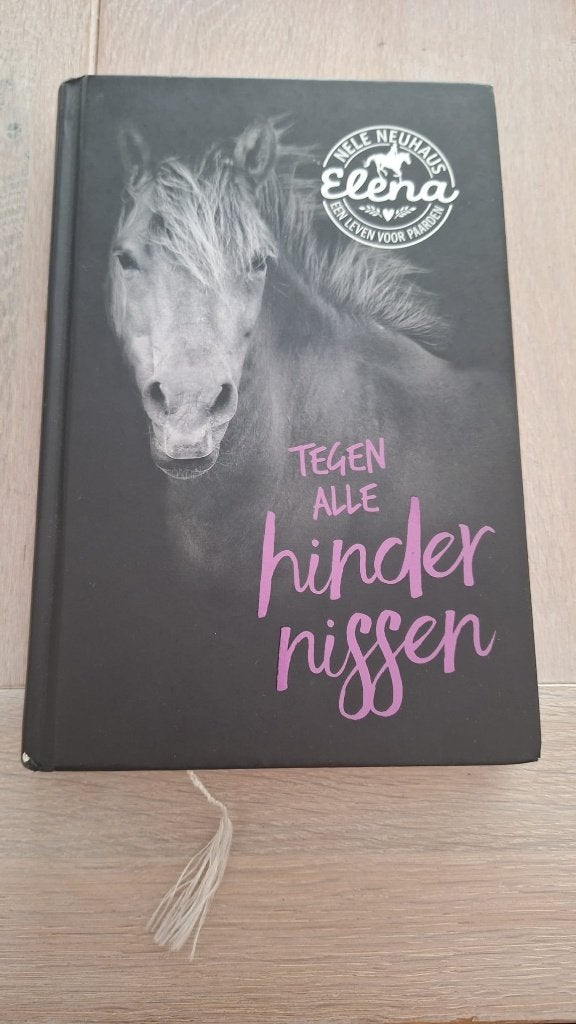 Paardenboek - Tegen alle hindernissen - Nele Neuhaus, Boeken, Ophalen, Nele Neuhaus, Zo goed als nieuw, Fictie