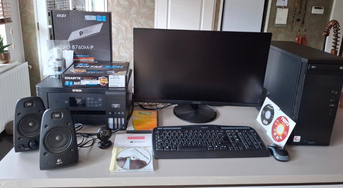 Pc Desktop recent 4 mnd gebruikt GARAGESALE GOIRLE 6 septemb, Ophalen, Zo goed als nieuw