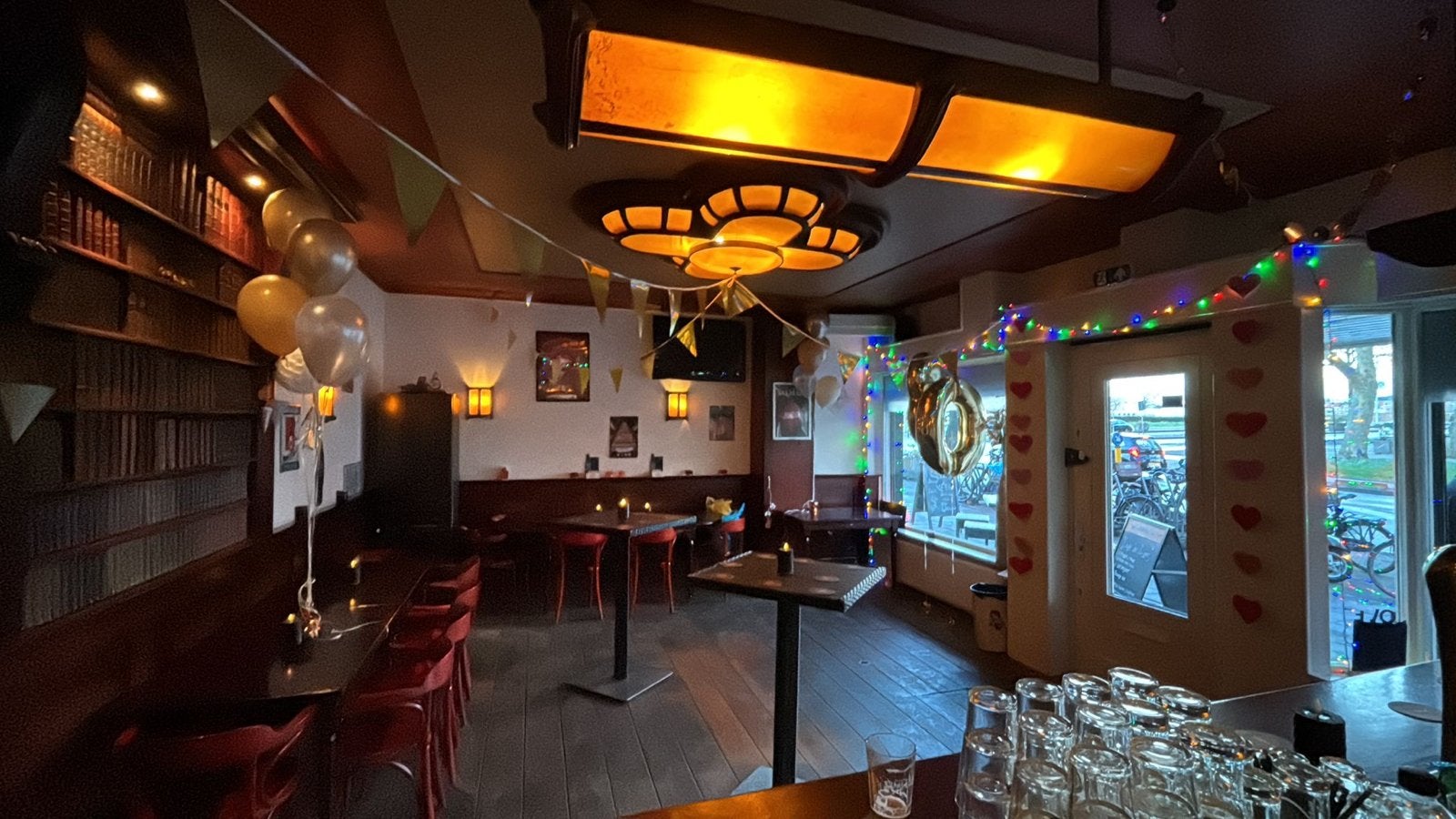 Unieke Bar/Café Inrichting met Klassieke Elementen, Ophalen