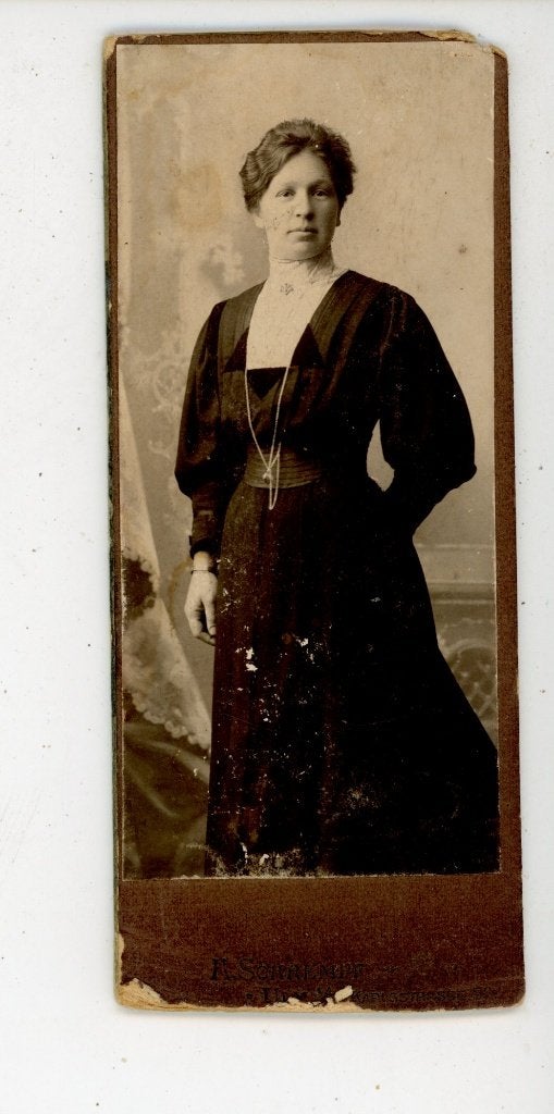 G225;; CDV mevrouw, 5 x 12 cm, Met gebruikspore, Verzamelen, Foto's en Prenten, Gebruikt, Verzenden, Foto, Klederdracht