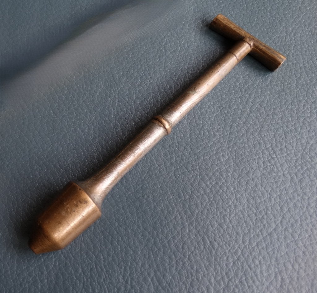Antieke bronzen dibber, tuingereedschap om te zaaien, Verzenden