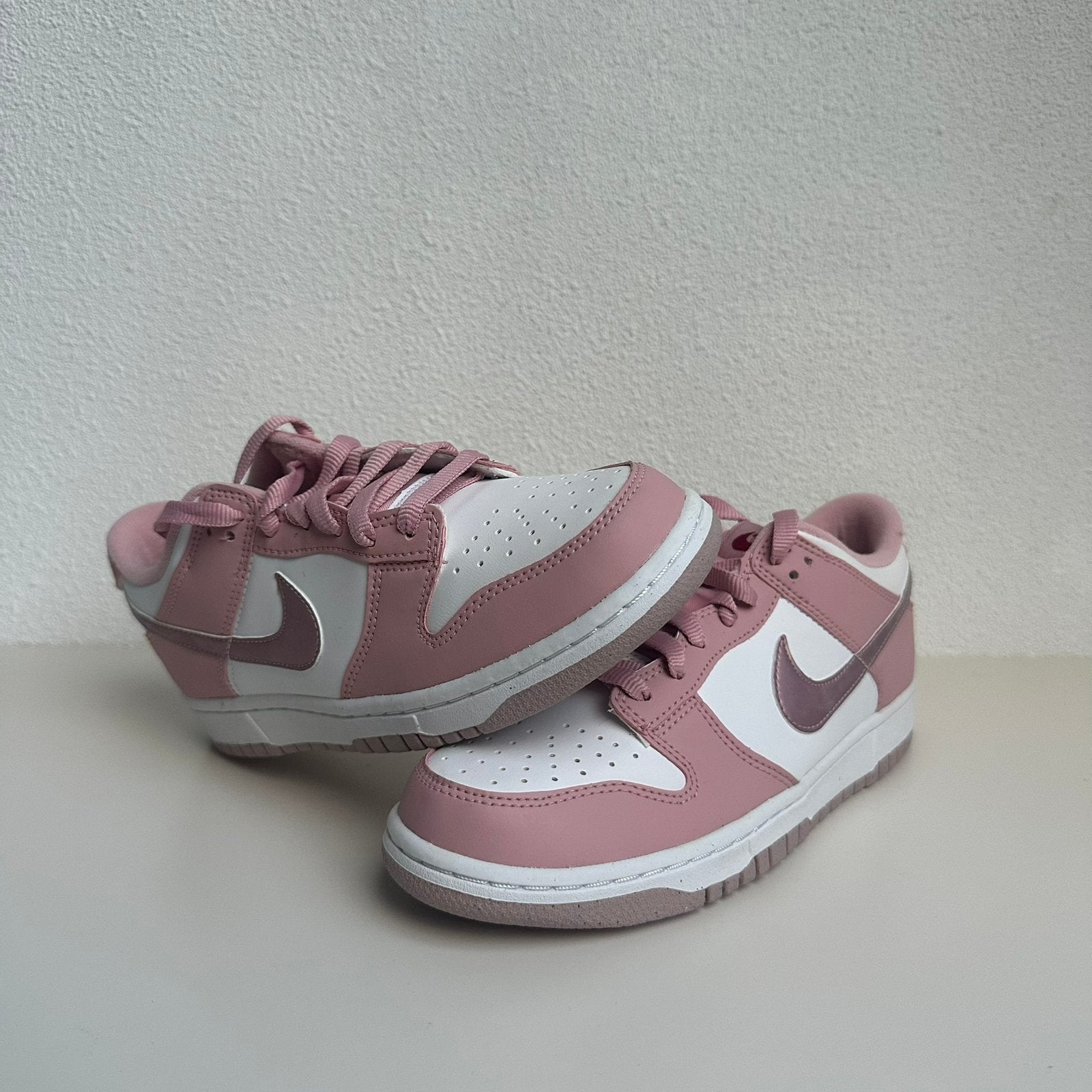 Nike Dunk Low Pink Velvet Maat 38.5 en 39, Kleding | Dames, Ophalen of Verzenden, Nieuw, Roze