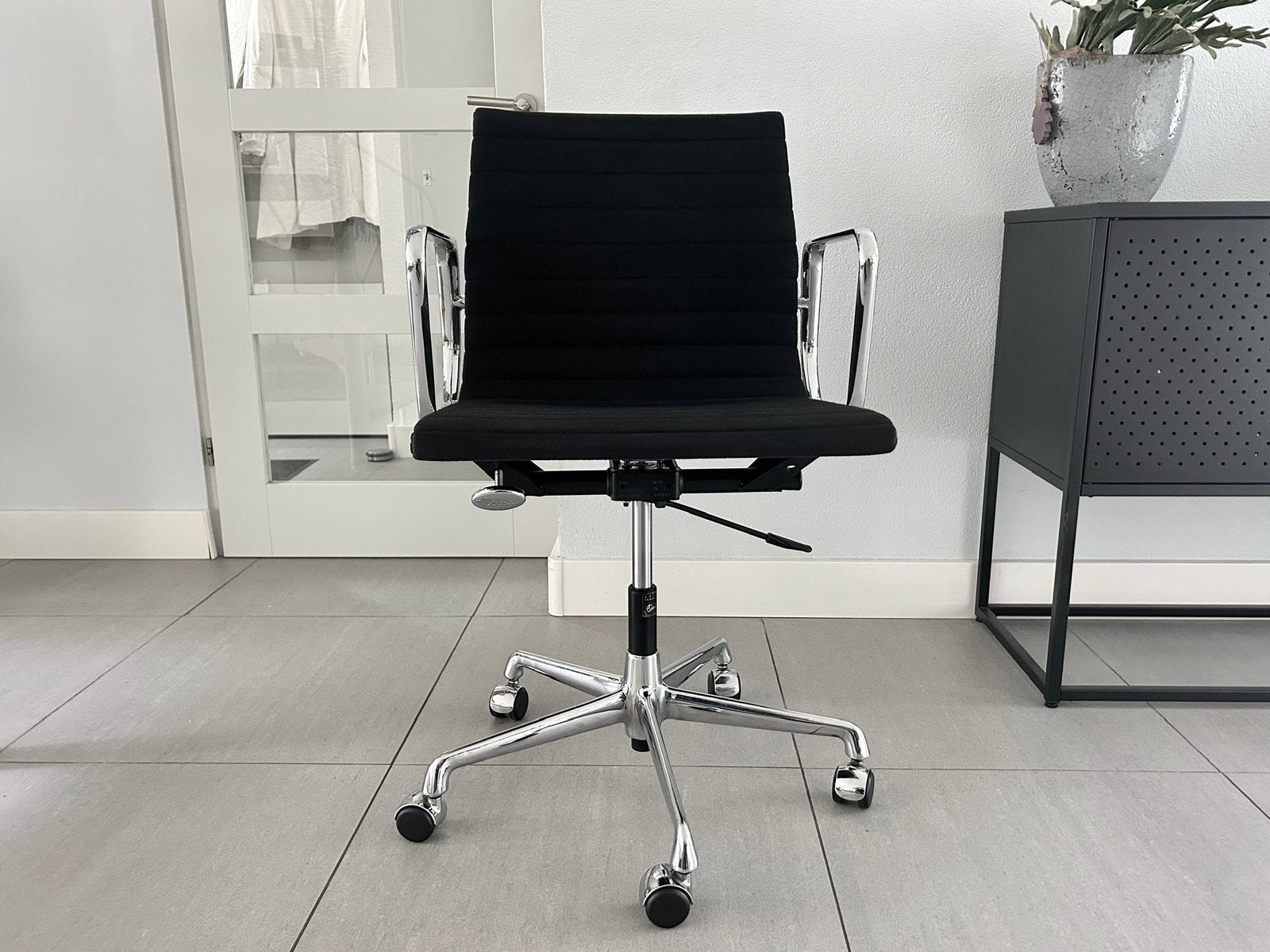 4x Vitra Eames ea117 bureaustoel hopsak zwart, Vitra, Zwart, Ophalen of Verzenden, Zo goed als nieuw
