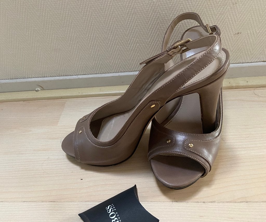 Hele mooie pumps van Hugo Boss mt 37, Kleding | Dames, Schoenen, Pumps, Beige, Ophalen of Verzenden, Zo goed als nieuw