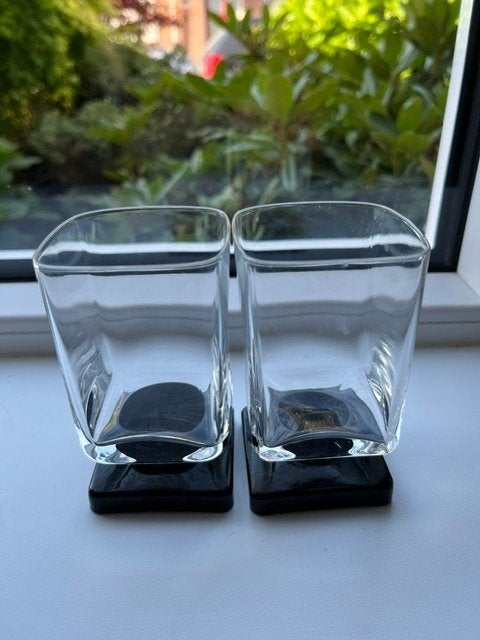 Twee leuke glazen met zwarte poot, Huis en Inrichting, Keuken | Servies, Glas of Glazen, Ophalen of Verzenden, Overige stijlen