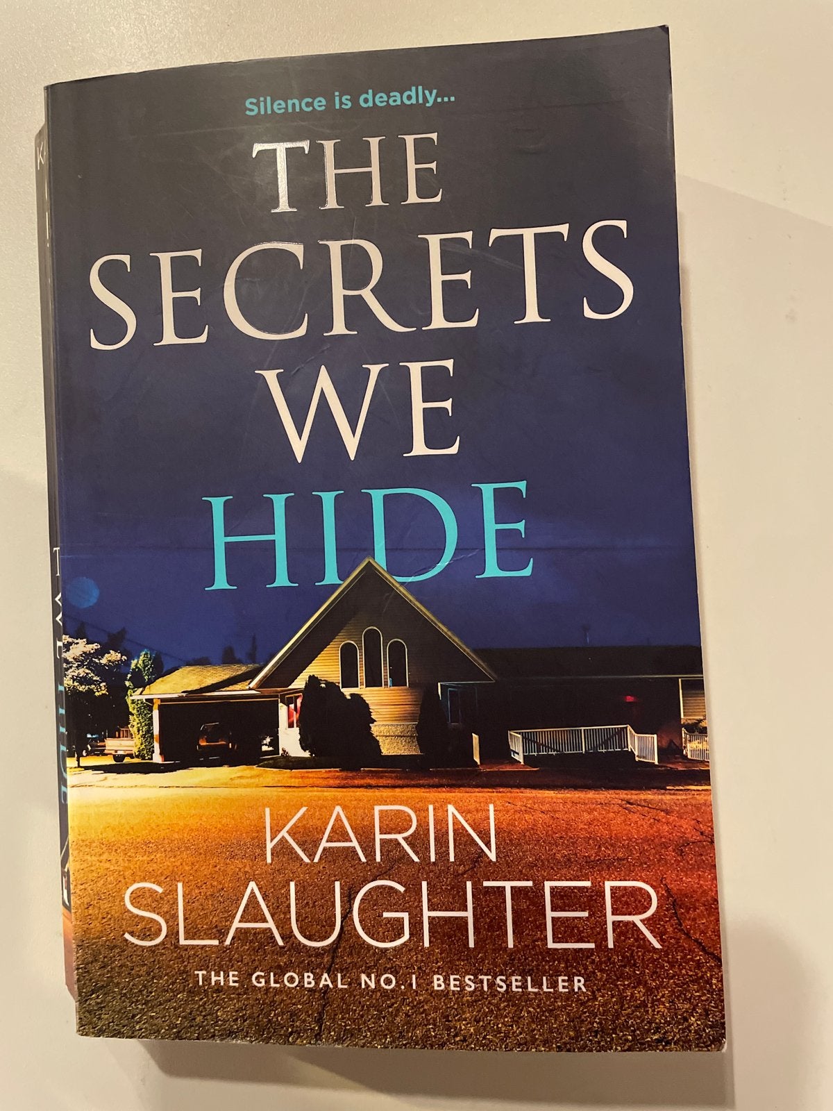 The Secrets We Hide - Karin Slaughter (Engels), Ophalen of Verzenden, Gelezen