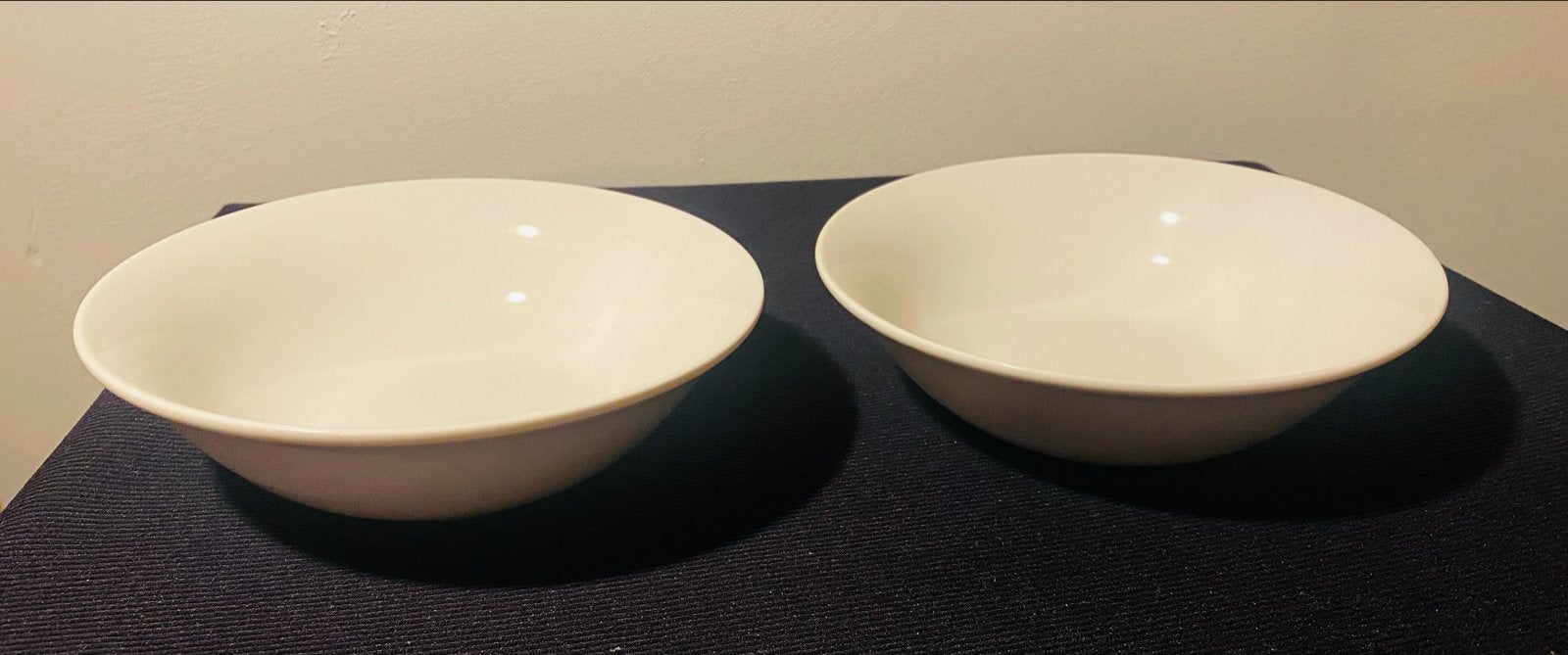 2 Witte schaaltjes van vt wonen. Doorsnede 15,5 cm., Overige merken, Keramiek, Ophalen of Verzenden, Modern