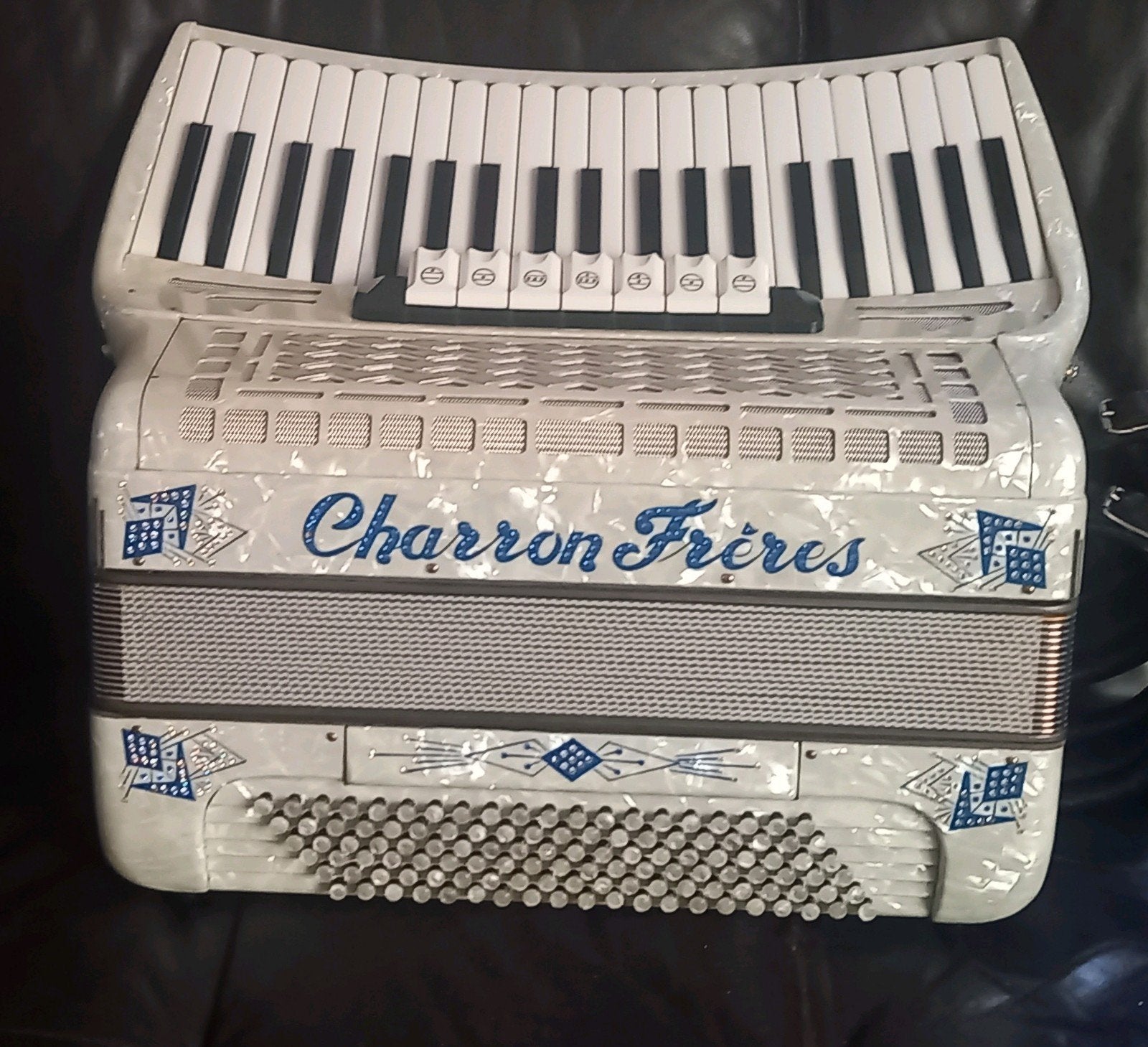 charron freres 4 korig 120 bas, Gebruikt, Met koffer, Toetsaccordeon, 120-bas