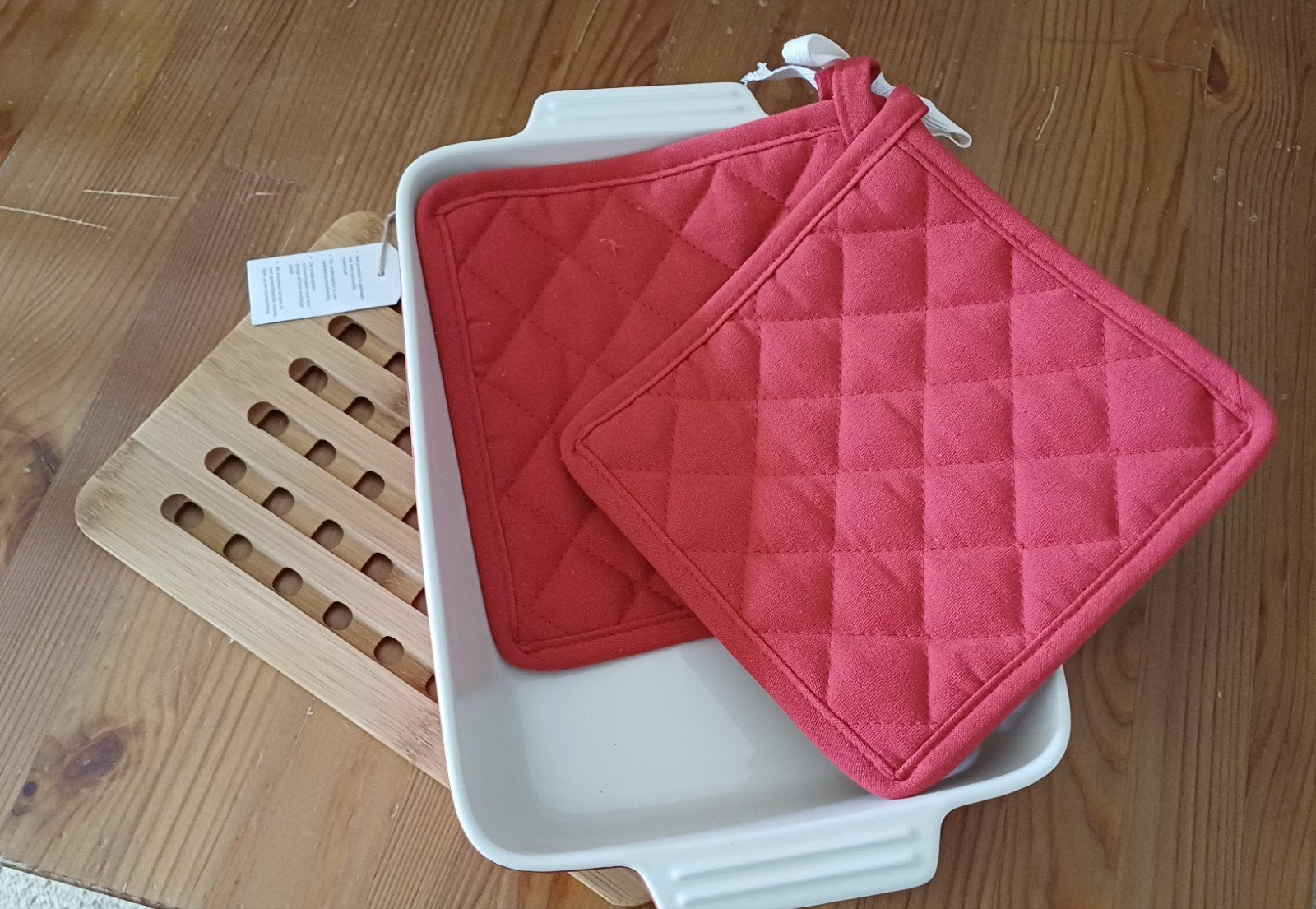 Ovenschaal met pannenlappen en onderzetter., Huis en Inrichting, Overige typen, Nieuw, Ophalen of Verzenden, Steen/keramiek