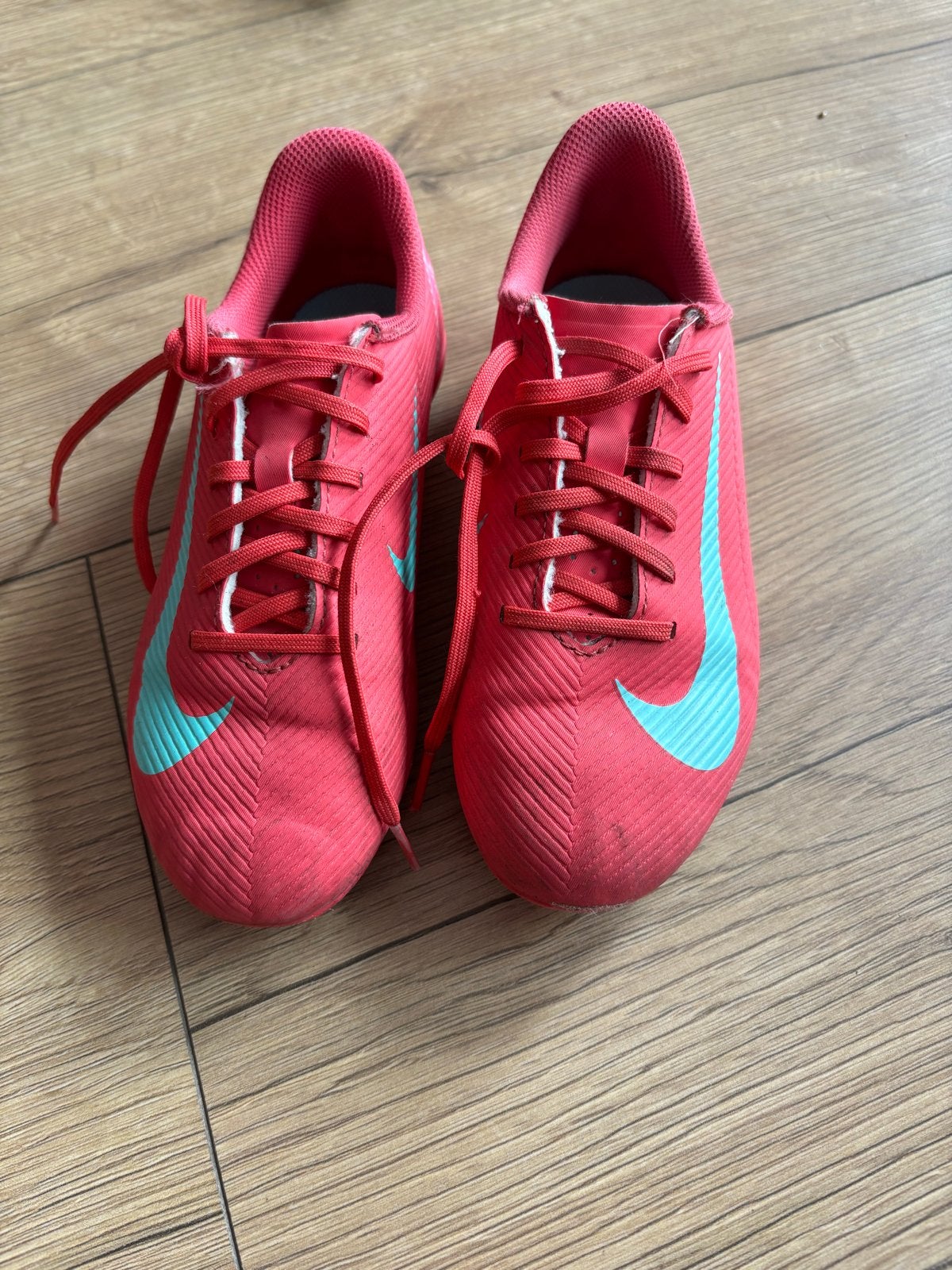 Nike voetbalschoenen roze ( maat 35) met scheenbeschermers, Maat XS of kleiner, Ophalen, Gebruikt, Schoenen