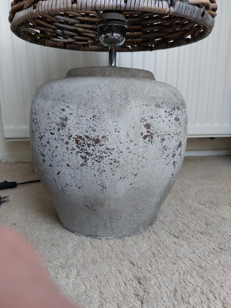 Set van 2 llampen met betonlook poot en rotan kap  40 euro, Ophalen of Verzenden, 50 tot 75 cm