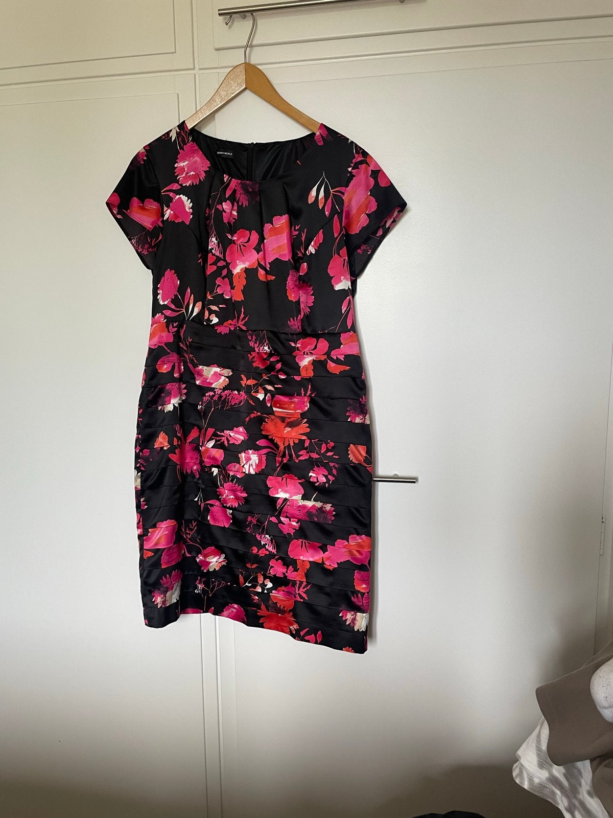 Gerry Weber Jurk met Bolero - Zwart/Roze Bloemenprint, Kleding | Dames, Jurken, Maat 38/40 (M), Zwart, Ophalen of Verzenden, Zo goed als nieuw