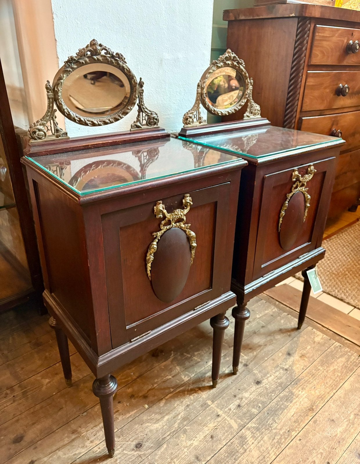 Prachtige antieke spaanse nachtkastjes, met spiegeltje, set, Minder dan 45 cm, Zo goed als nieuw, Hoofdstraat 15 De steeg, Il fienile