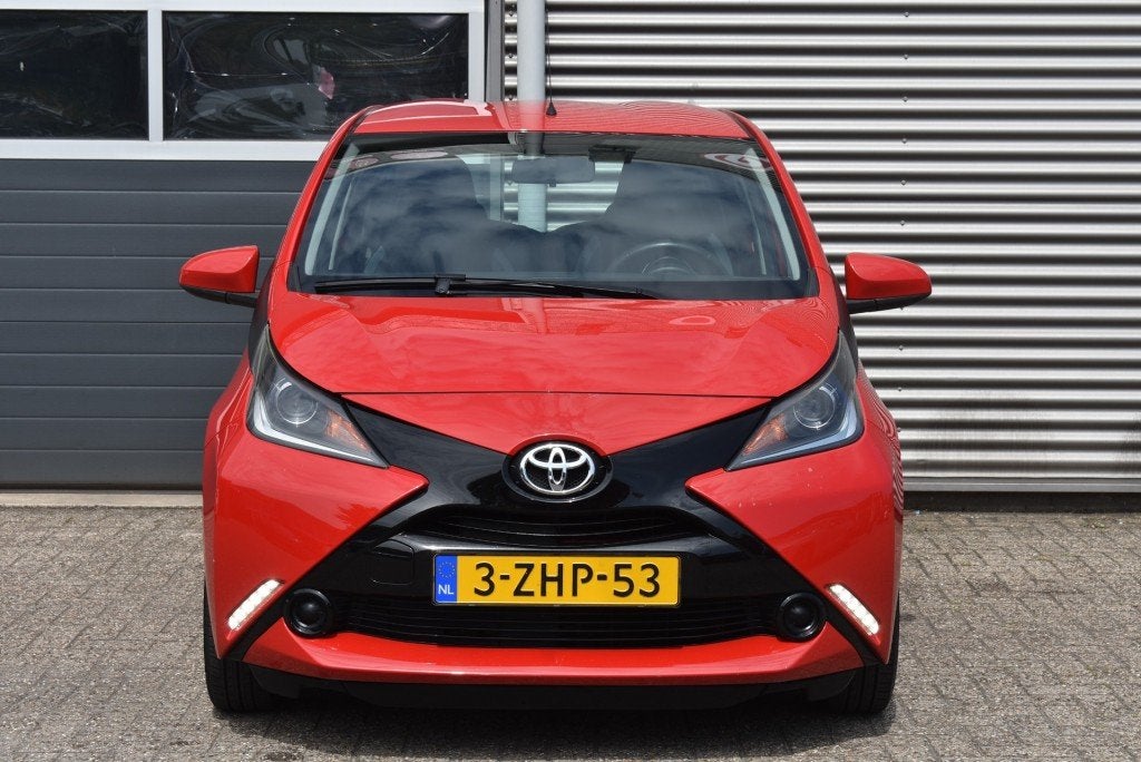 Toyota AYGO 1.0 VVT-i X-PLAY / 1E EIGENAAR / 100% DEALER OND, Auto's, Toyota, Voorwielaandrijving, Gebruikt, Euro 6, 4 stoelen