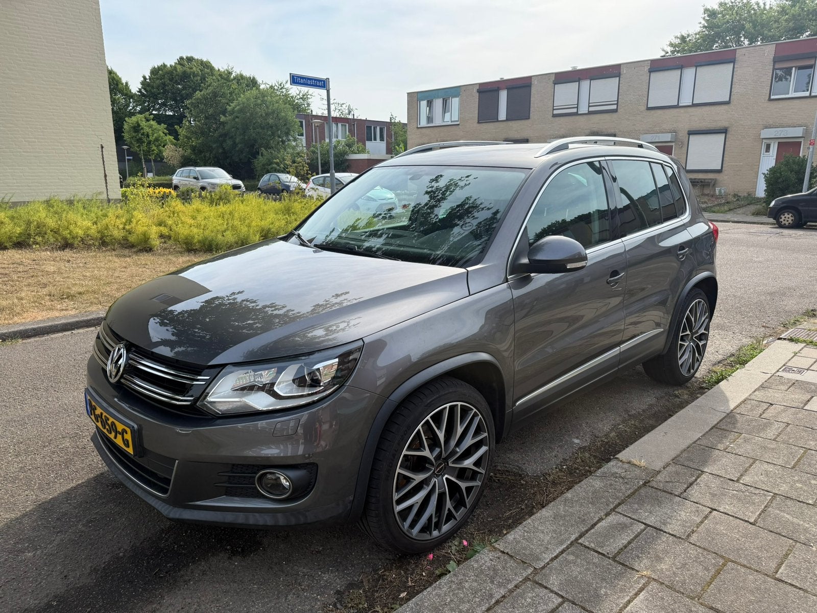Volkswagen Tiguan 2.0 TSI 211PK SPORT 4MOTION 2011, Stof, Zwart, 4 cilinders, Navigatiesysteem
