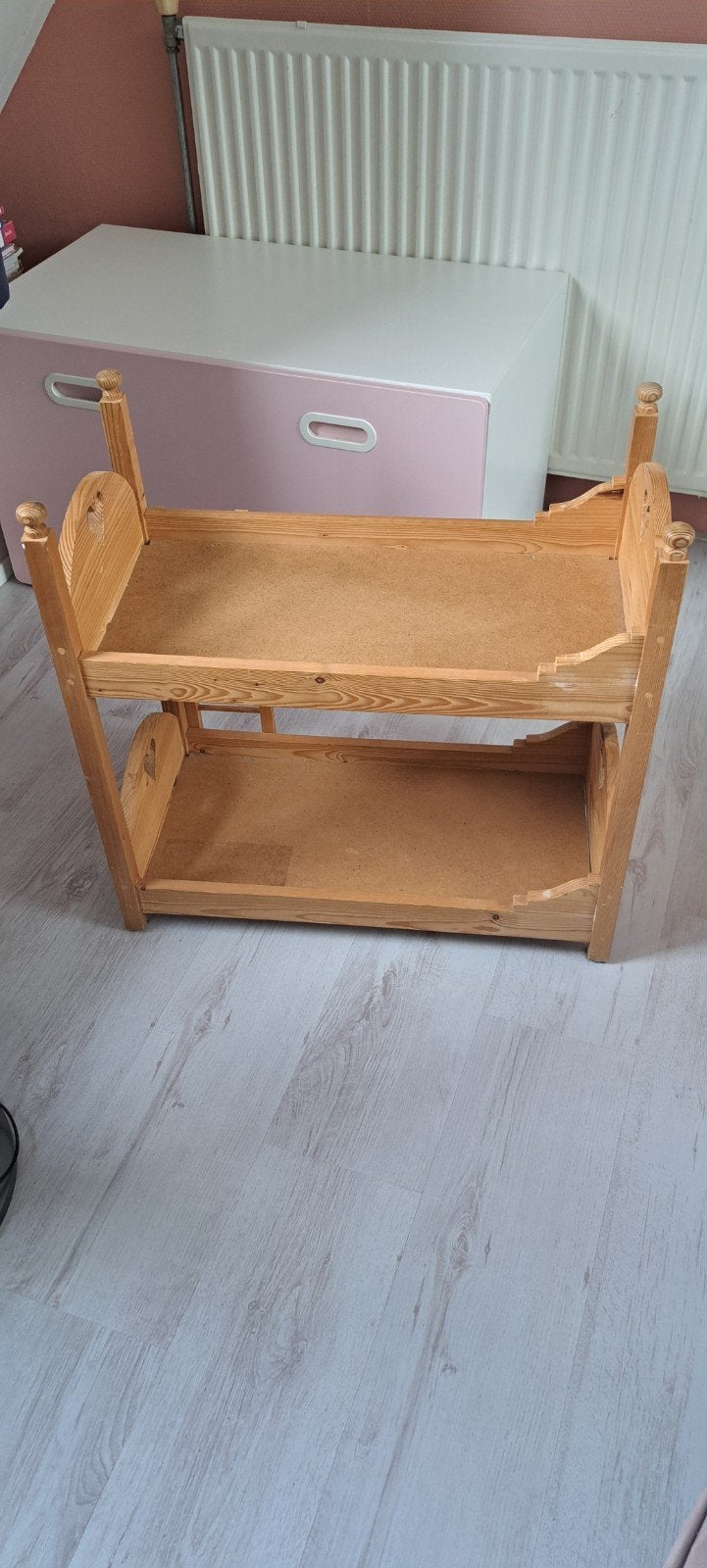 Houten poppen stapelbed met hartjesuitsparing, Kinderen en Baby's, Speelgoed | Poppen, Ophalen, Gebruikt, Overige typen