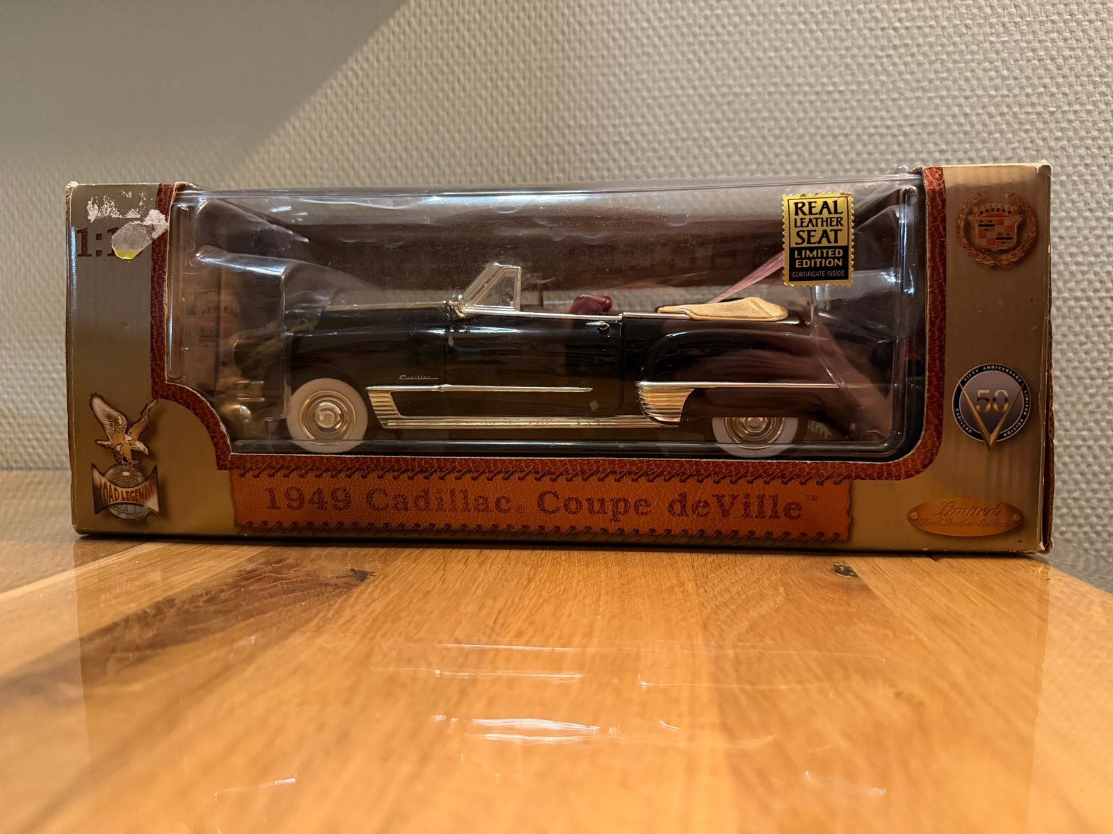 1:18 Road Legends | 1949 Cadillac Coupe de Ville (leder), Ophalen of Verzenden, Zo goed als nieuw, Overige merken