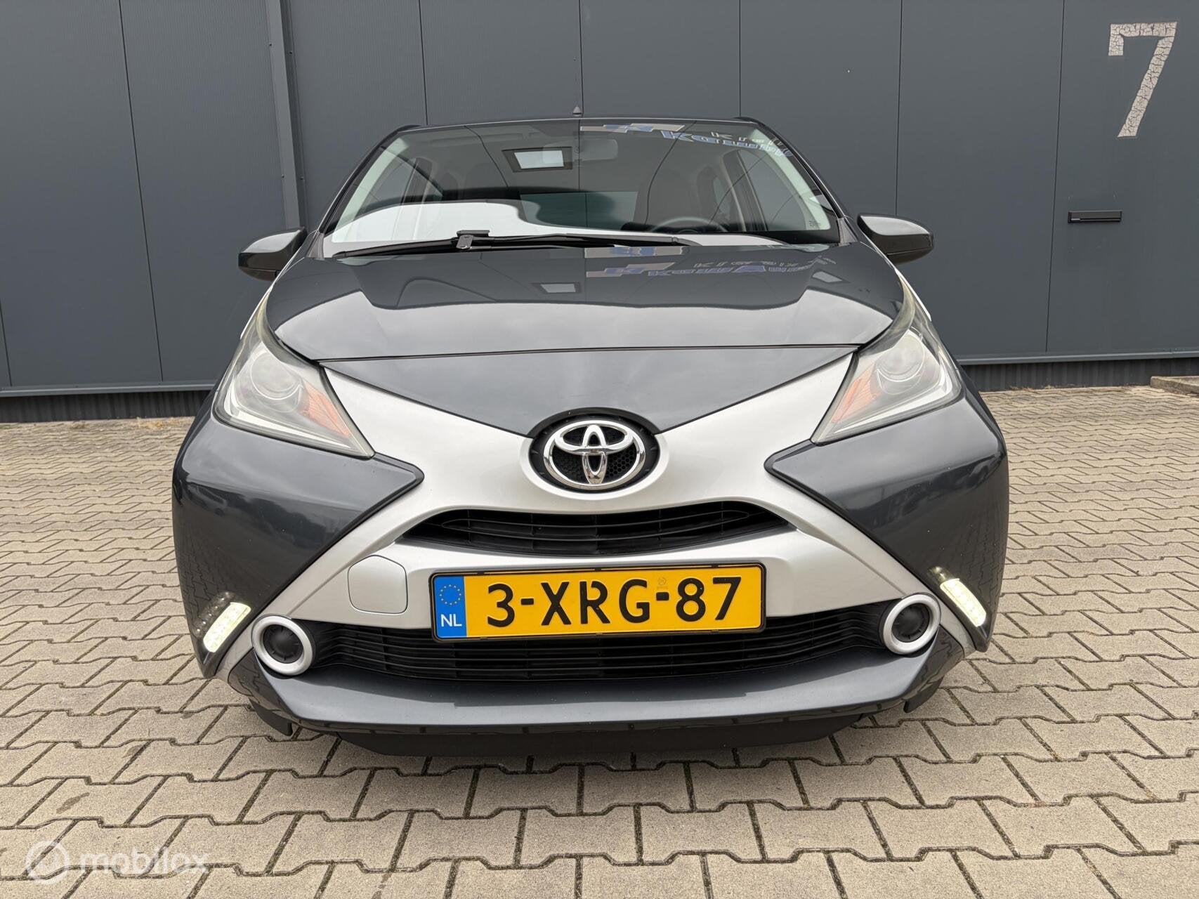 Toyota Aygo 1.0VVT-i x-play Camera Airco Navi 1ste Eigenaar, Auto's, Voorwielaandrijving, Euro 5, Stof, Gebruikt