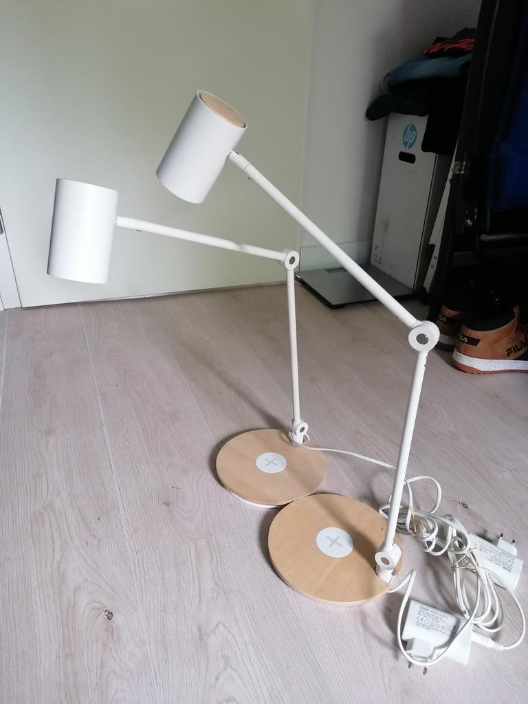 2x IKEA Riggad LED Werklamp Buro lamp draadloze oplader, Huis en Inrichting, Lampen | Tafellampen, Ophalen of Verzenden, Zo goed als nieuw