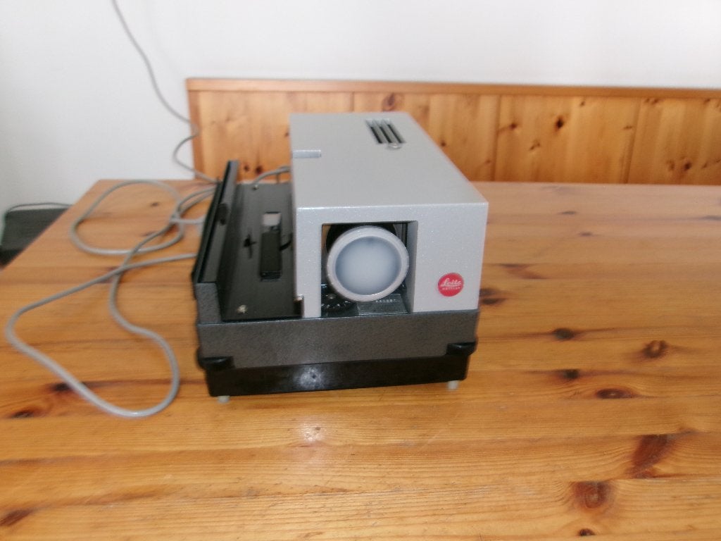 Diaprojector - Pradovit Color 250 + Tafel, Audio, Tv en Foto, Diaprojectors, Ophalen, Gebruikt