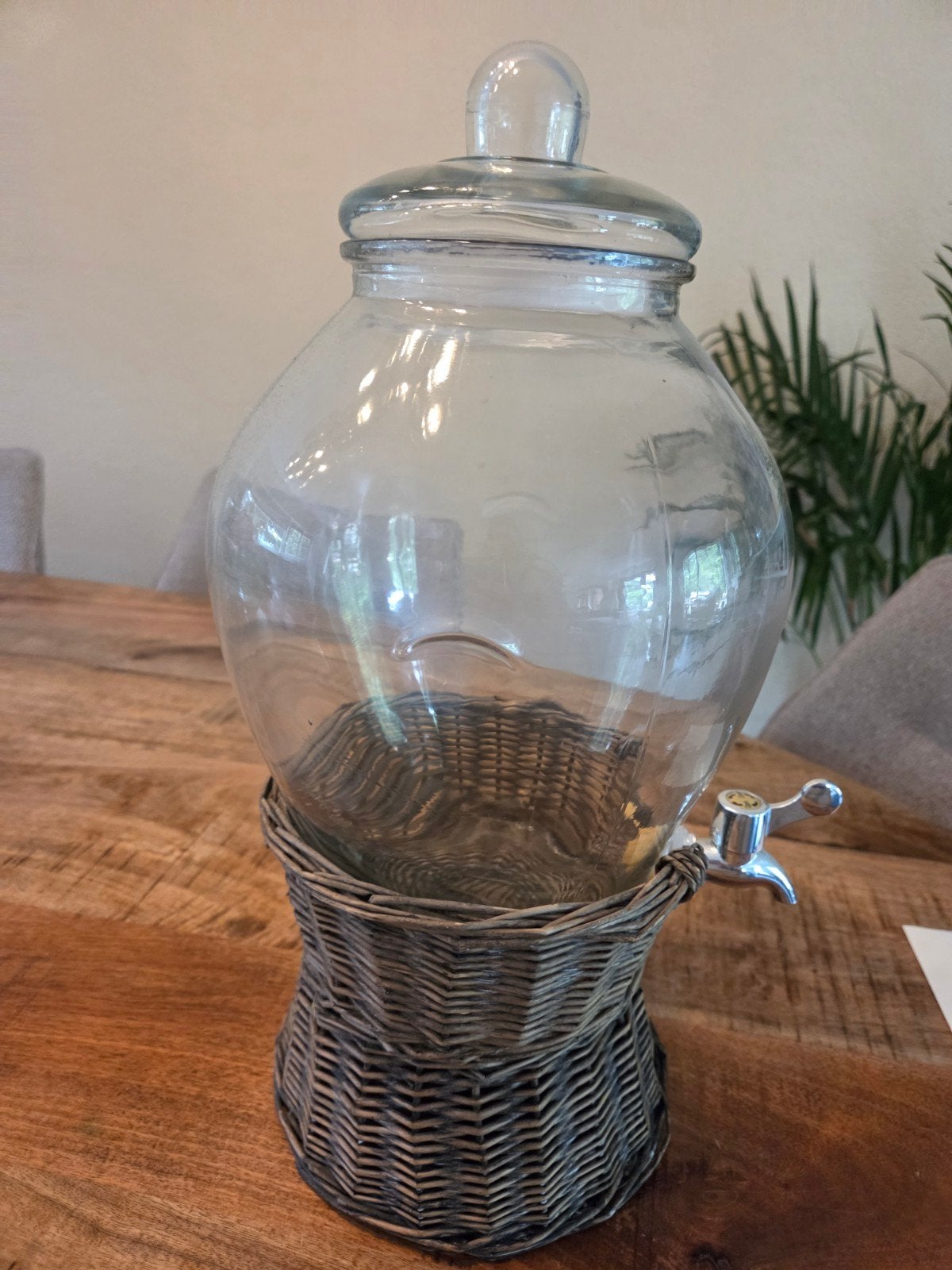 Gratis ophalen: Glazen drankdispenser met rieten mand, Ophalen, Glas, Grijs, Landelijk